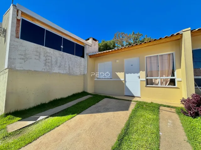 Fachada externa de uma residência amarela em Lajeado, Brasil.