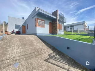 Fachada de uma casa moderna em Lajeado, Brasil.