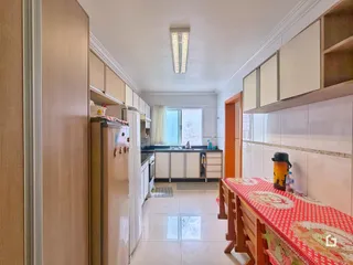 Imagem de uma cozinha e área de jantar em um imóvel no Brasil.