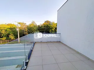 Foto da varanda com piso de cerâmica e grade de vidro.