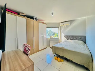 Quarto com armários e cama em um imóvel no Brasil.
