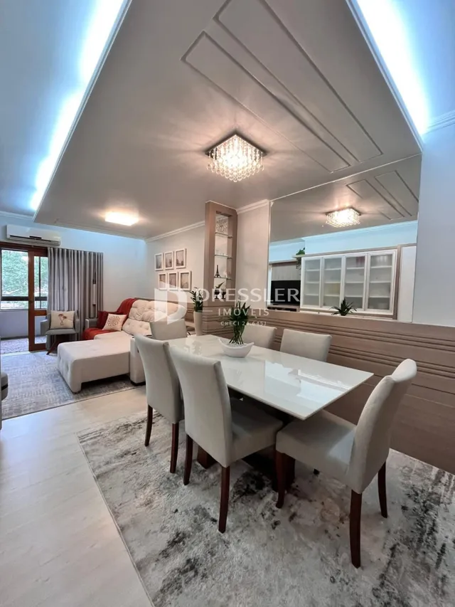 Ambiente interno com mesa de jantar e decoração clara.