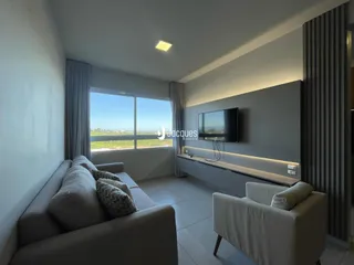 Sala de estar com vista para a paisagem externa.