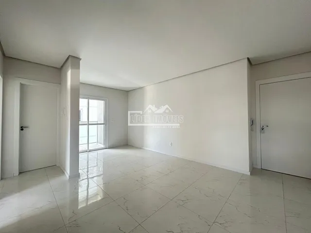 Foto de um ambiente interno com piso de cerâmica claro.