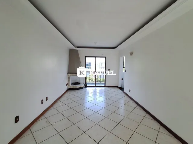 Interior de uma sala com piso de cerâmica e vista externa.