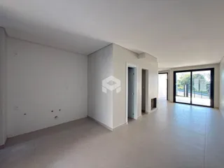 Foto de um ambiente interno com paredes brancas e piso claro.