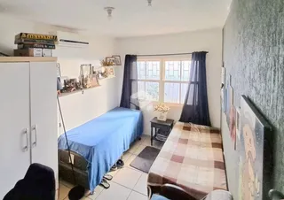 Quarto com cama e janela em um imóvel no Brasil.