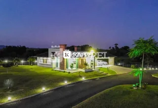 Fachada de uma casa residencial em Lajeado, Brasil, com jardim e paisagismo.
