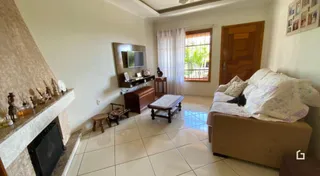 Foto de uma sala de estar com lareira em um imóvel.