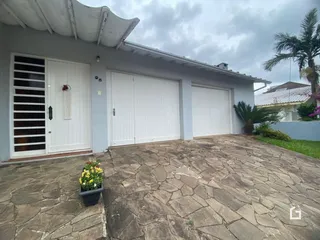Fachada de casa com garagem e área pavimentada em Lajeado.