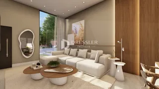 Sala de estar com sofá e decoração moderna em um imóvel.