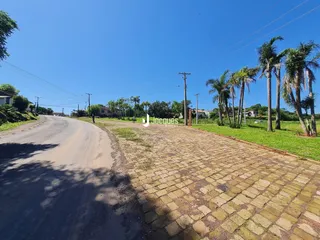 Vista externa de uma rua e área gramada em Lajeado, Brasil.