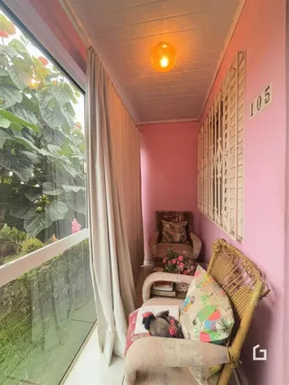 Vista interna de uma sala com vista para o exterior.