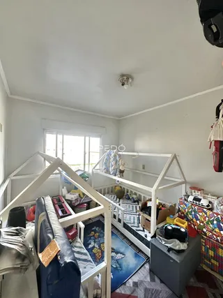 Quarto com beliches e decoração no interior de uma residência.