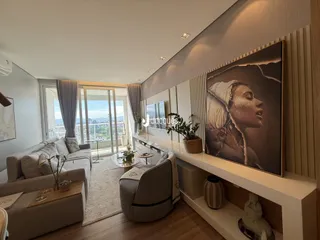 Sala de estar moderna com vista para a paisagem urbana.