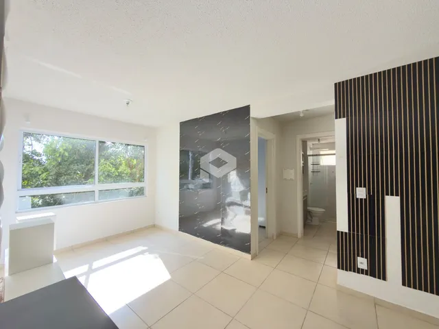 Sala de estar com piso de cerâmica e parede decorativa em um imóvel no Brasil.