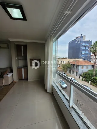 Vista de um corredor interno com vista para uma varanda.