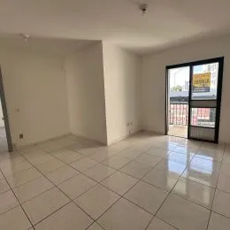 Foto de um ambiente interno com piso de cerâmica claro.