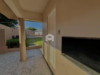 Hall de entrada com vista para o quintal