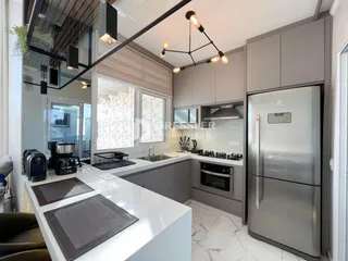 Cozinha moderna com armários cinzas e bancada branca.