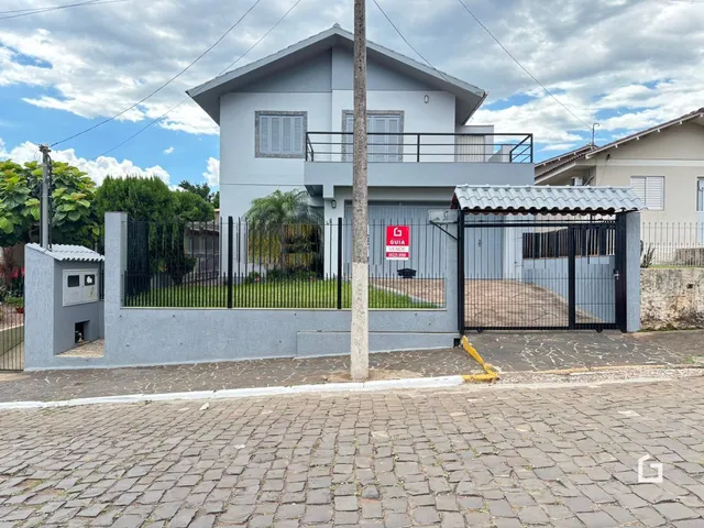 Fachada de uma casa em Lajeado, Brasil, com portão e cerca.
