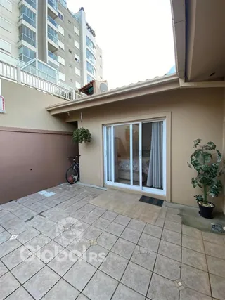 Vista externa de um pátio pavimentado de uma residência em Lajeado.