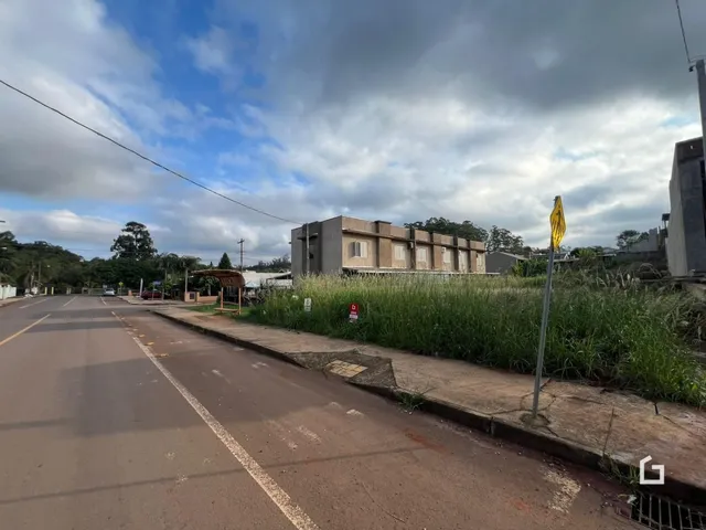 Vista da rua com um prédio ao fundo em Lajeado.
