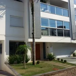 Fachada de um prédio residencial moderno em Lajeado, Brasil.
