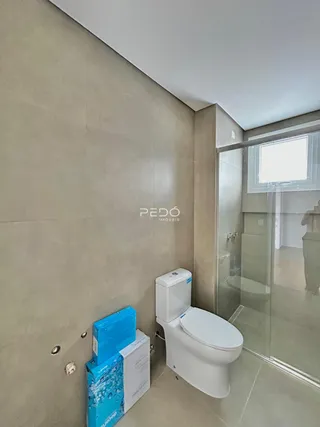 Ambiente de banheiro com revestimento cerâmico e vaso sanitário instalado.