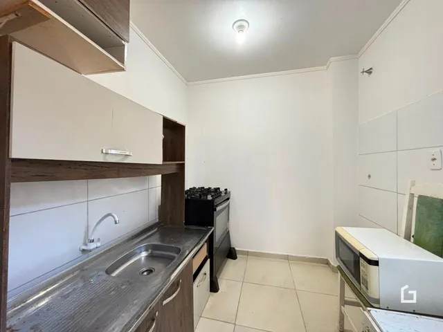 Foto de uma cozinha com armários e bancada em Lajeado.