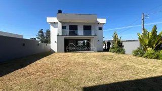 Fachada de uma casa moderna branca em Lajeado, Brasil, com jardim gramado.