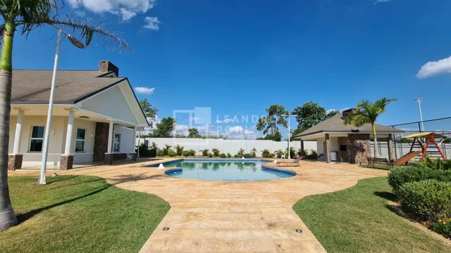 Foto da fachada de uma casa com piscina e gramado em Lajeado, Brasil.