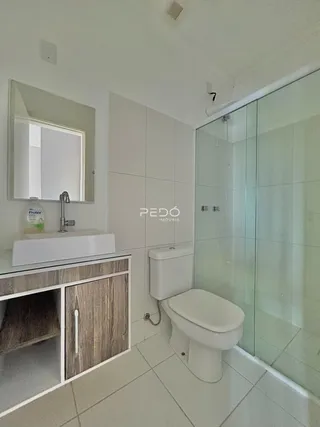 Foto de um banheiro moderno com piso de cerâmica e box de vidro.
