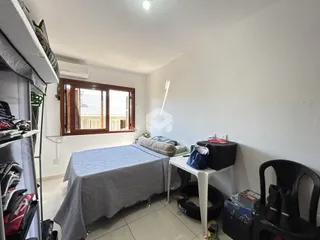 Quarto com cama e janela em um imóvel em Lajeado, Brasil.