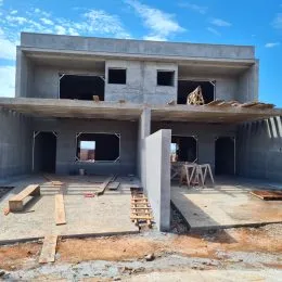Foto da estrutura externa de um imóvel em construção em Lajeado.