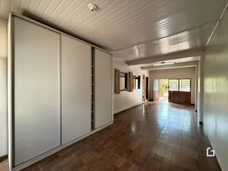 Hall de entrada com armários embutidos e piso de cerâmica.
