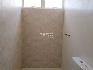 Parede de azulejos decorativos em um ambiente interno de banheiro.