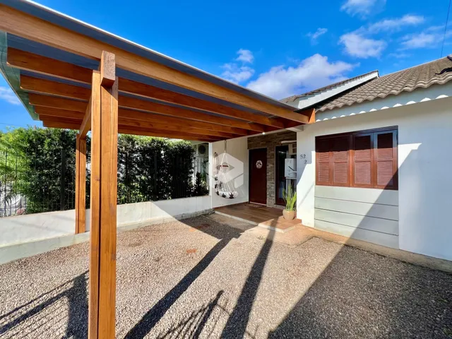 Fachada de uma residência com estrutura de madeira em Lajeado, Brasil.