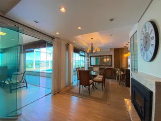 Sala de estar com portas de vidro que dão para uma área externa.