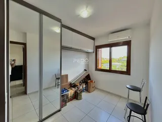 Interior de uma sala com espelhos e armários de madeira.