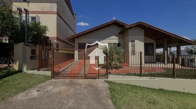 Fachada de uma residência em Lajeado, Brasil, com portão de ferro.
