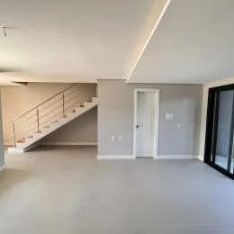 Hall de entrada com escadaria em um ambiente interno.