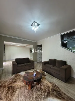 Uma sala de estar com dois sofás e um tapete de pele.