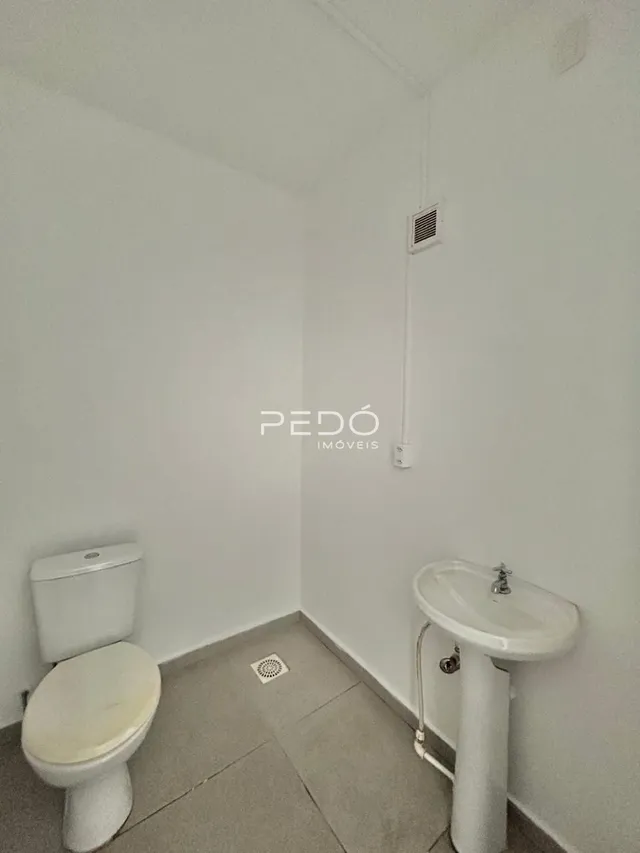 Foto de um banheiro interno de uma propriedade.