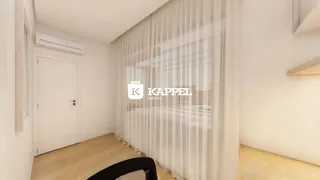 Quarto com piso de madeira e cortinas brancas.