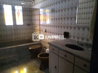 Foto interna de um banheiro mostrando uma pia e um vaso sanitário.