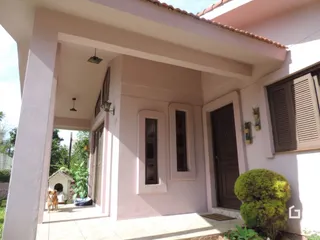 A fachada de uma casa em Lajeado, Brasil, com porta de madeira e venezianas.