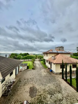 Vista externa de uma residência com pátio pavimentado em Lajeado.