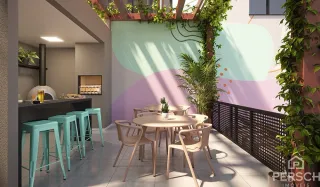 Varanda externa com mesa e cadeiras em um ambiente com vegetação.