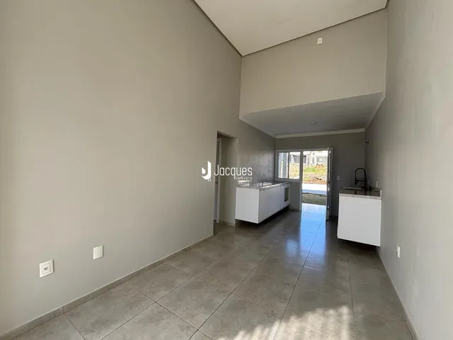 A foto mostra um corredor interno de uma residência.